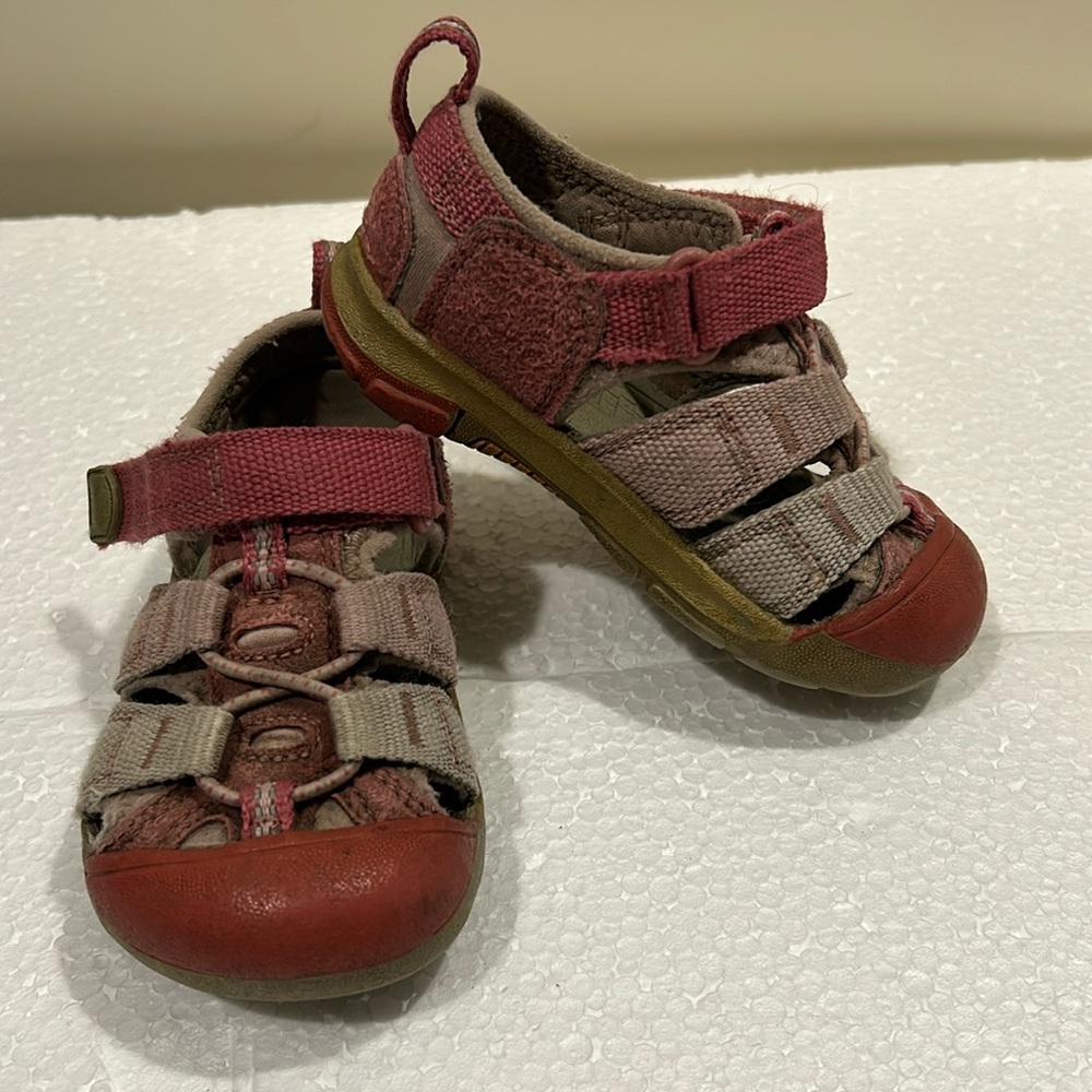 Keen Kids' Girls Newport H2 Water Sandals strap no size tag, approx 5”